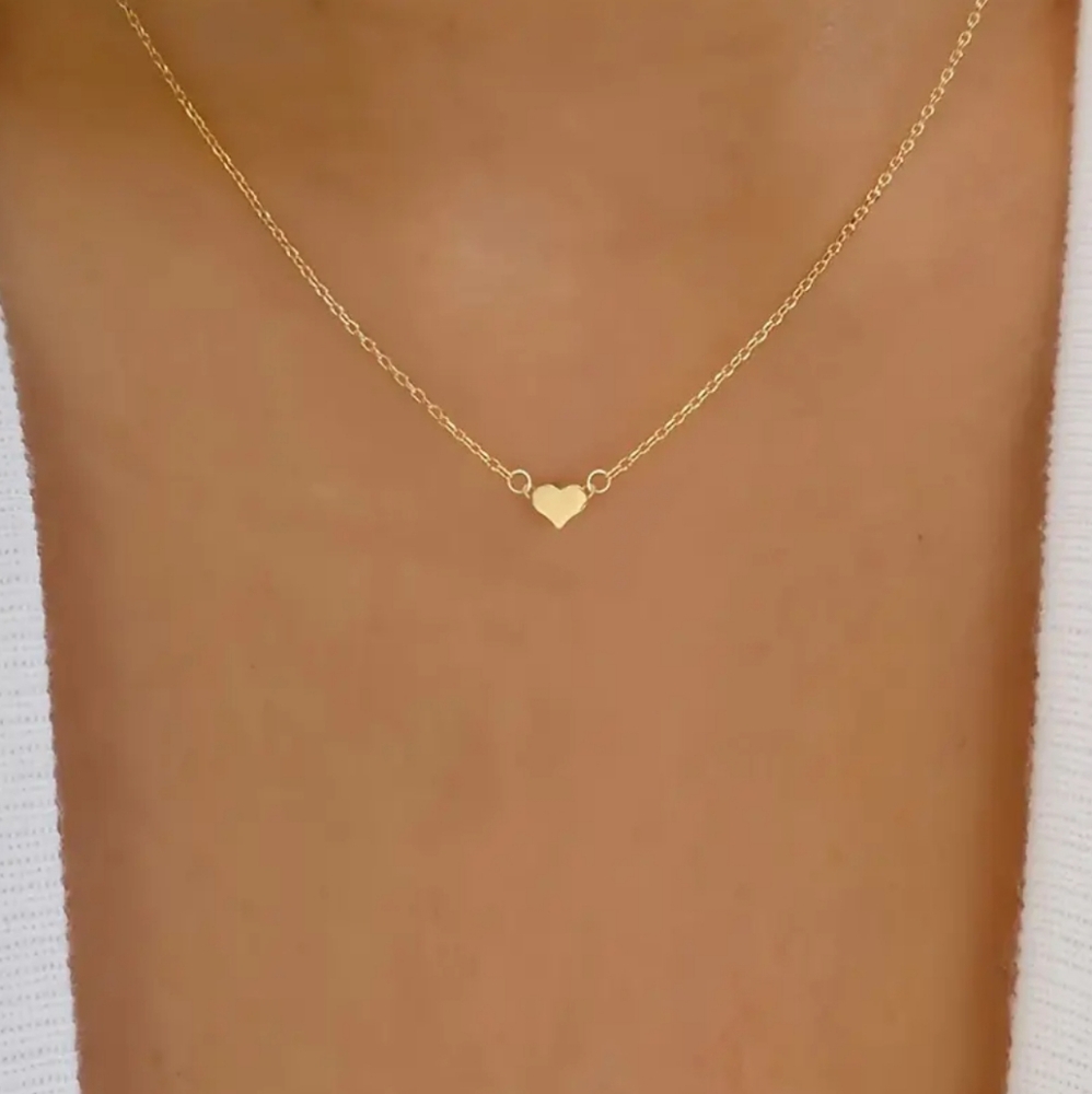 Minimalist Gold Heart Pendant Necklace - Picture 6 of 6